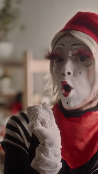 Vertical Shot Mime Artist Making Funny Faces Camera While Preparing — Stock Video