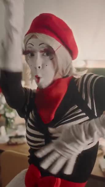 Vertikal Bild Mimskådespelerska Klädd Scenkläder Och Makeup Dans Och Agerar — Stockvideo