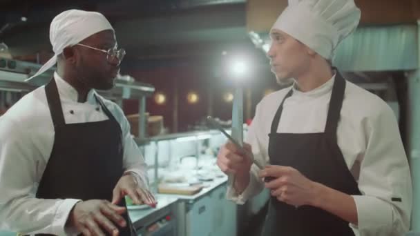 Restaurante Chef Afiar Faca Com Aço Afiar Ter Uma Conversa — Vídeo de Stock