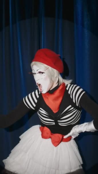 Vertical Shot Funny Female Mime Artist Imitating Weightlifting Exercises Flower — Stock Video