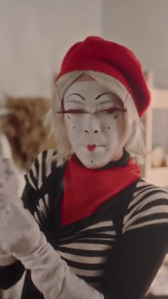 Pionowe Ujęcie Przezabawnego Artysty Mima Tańczącego Robiącego Śmieszne Miny Garderobie — Wideo stockowe