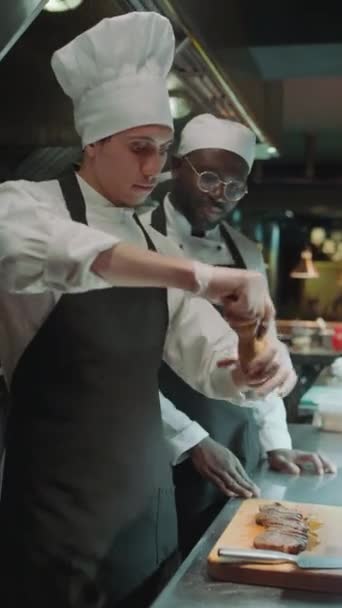 Tiro Vertical Chef Profesional Usando Molino Pimienta Mientras Agrega Condimentos — Vídeo de stock