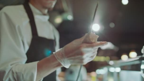 레스토랑 부엌에서 케밥을 요리하는 아프론과 장갑에 요리사 스크류를 — 비디오