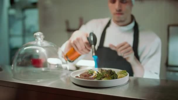 Chef Restaurant Carboniser Steaks Viande Légumes Avec Chalumeau Puis Couvrir — Video