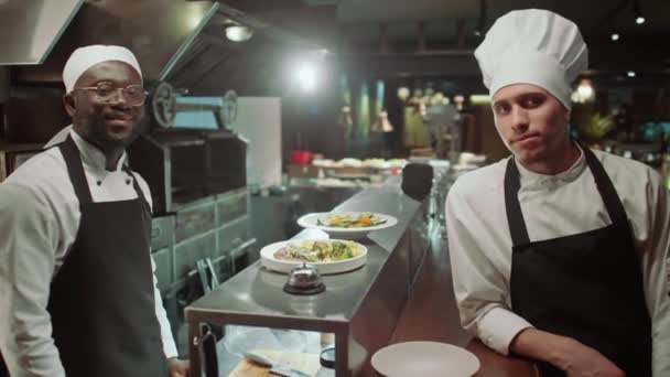 Portrét Mladých Bělochů Černých Kuchařů Zástěrách Stojících Jídla Servírovaných Kuchyni — Stock video