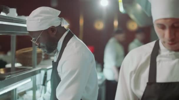 Jovem Chef Caucasiano Seu Colega Negro Cozinhando Juntos Cozinha Restaurante — Vídeo de Stock