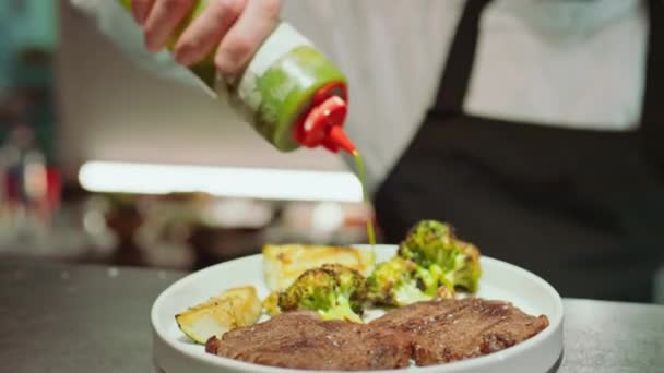 Close Shot Chef Pouring Green Sauce Meat Steaks Served Grilled — Stock Video