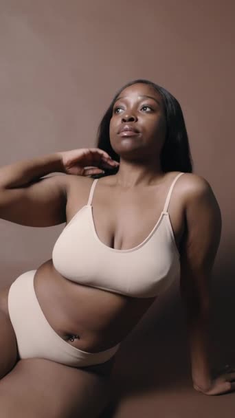 Vertikální Záběr Ženy Afroameričanky Nahé Spodní Prádlo Sedí Podlaze Studiu — Stock video