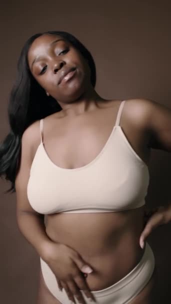 Vertikální Záběr Atraktivní Černošky Modelky Zakřiveným Tělem Nahém Spodním Prádle — Stock video