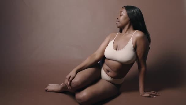 Студійний Знімок Молодої Красивої Афроамериканської Жінки Пишним Тілом Мінімалістичній Білизні — стокове відео