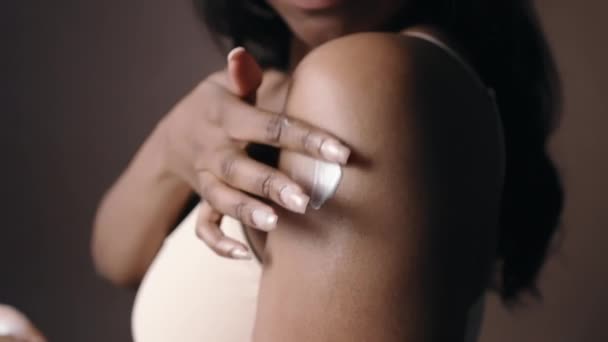 Nahaufnahme Einer Afroamerikanerin Bequemen Die Studio Körperlotion Auf Die Schulterhaut — Stockvideo