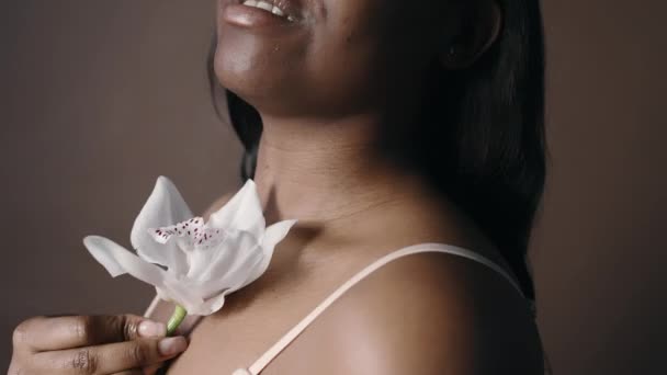 Κοντινό Πλάνο Της Αφρο Αμερικανίδας Σουτιέν Αγγίζει Απαλά Δέρμα Της — Αρχείο Βίντεο