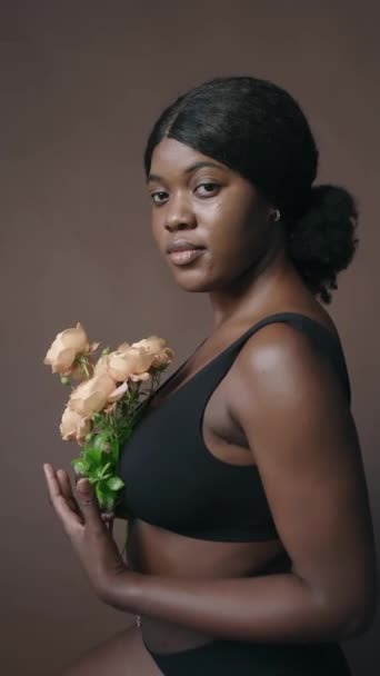 Portrait Vertical Jeune Femme Afro Américaine Portant Soutien Gorge Tenant — Video