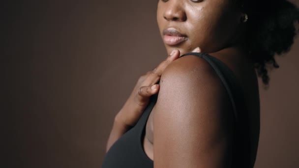 Zblízka Pohled Mladé Afroameričanky Nosí Černou Podprsenku Dotýká Její Kůže — Stock video
