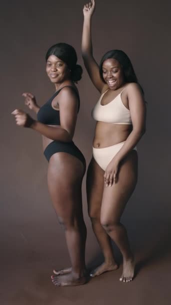 Tiro Vertical Dos Mujeres Negras Felices Con Hermosas Curvas Con — Vídeo de stock