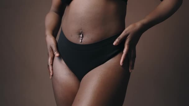 Midsection Tiro Mulher Negra Irreconhecível Roupa Interior Com Piercing Umbigo — Vídeo de Stock