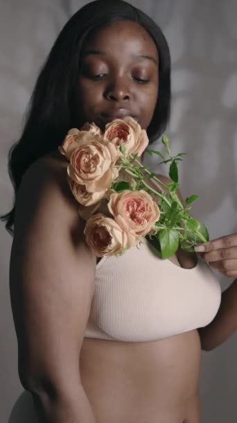 Retrato Vertical Hermosa Chica Afroamericana Sujetador Acariciando Piel Con Rosas — Vídeo de stock
