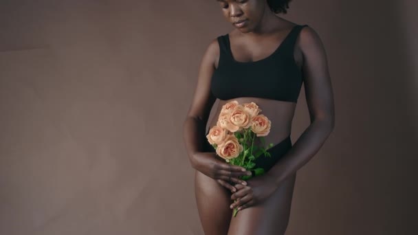 Studio Strzał Miejsca Kopii Młodej Pięknej Czarnej Kobiety Minimalistyczny Biustonosz — Wideo stockowe