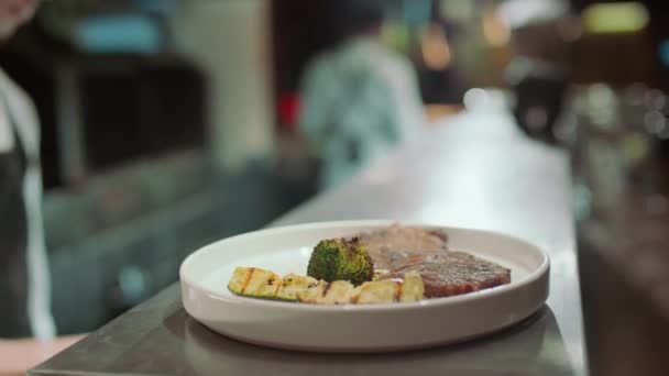Close Shot Van Hand Van Chef Kok Zetten Gegrilde Broccoli — Stockvideo