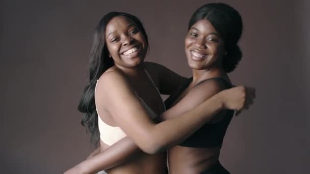 Portretul Două Femei Frumoase Negru Lenjerie Corp Îmbrățișându Reciproc Zâmbind — Videoclip de stoc