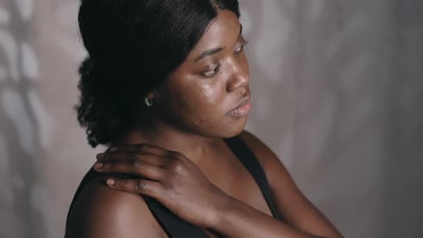 Студійний Знімок Молодої Привабливої Чорної Жінки Мінімалістичному Бюстгальтері Яко Погладжує — стокове відео