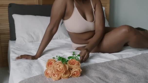 Jovem Sensual Mulher Negra Roupa Interior Descansando Cama Casa Tomando — Vídeo de Stock