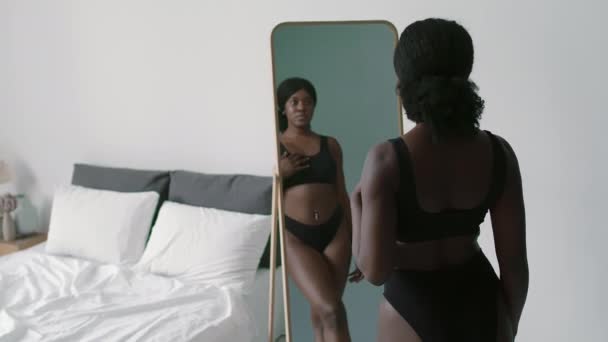 Jovem Atraente Mulher Negra Roupa Interior Quarto Olhando Para Seu — Vídeo de Stock