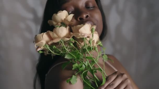 Joven Chica Negra Tierna Ropa Interior Acariciando Suavemente Cuerpo Con — Vídeos de Stock