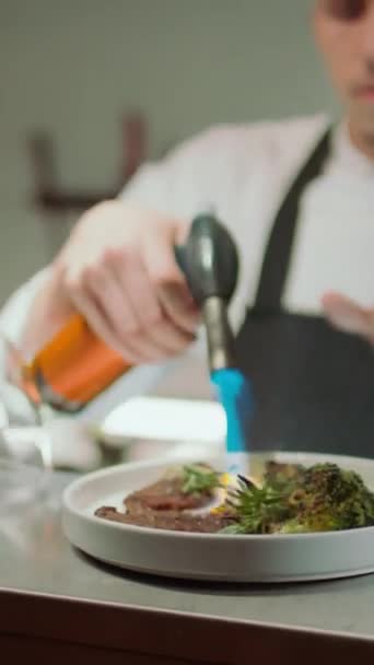 Vertikální Zblízka Záběr Restaurace Kuchař Pomocí Kuchyňské Pochodně Při Zuhelnatění — Stock video