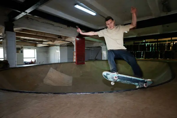 Weitwinkelaufnahme Von Gen Kerl Der Trick Übt Während Schüssel Skateboard lizenzfreie Stockfotos