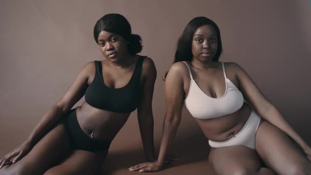 Zwei Junge Schöne Schwarze Frauen Unterwäsche Sitzen Auf Dem Boden — Stockvideo