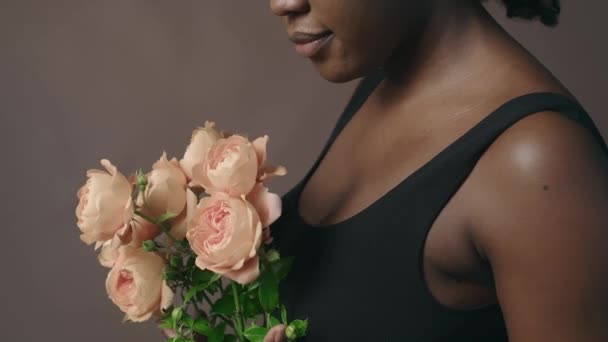 Wanita Muda Romantis Berkulit Hitam Mengenakan Bra Berdiri Studio Memegang — Stok Video