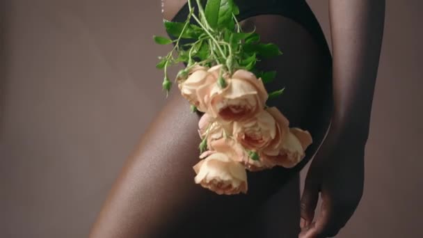 Gros Plan Studio Femme Afro Américaine Méconnaissable Culotte Noire Touchant — Video