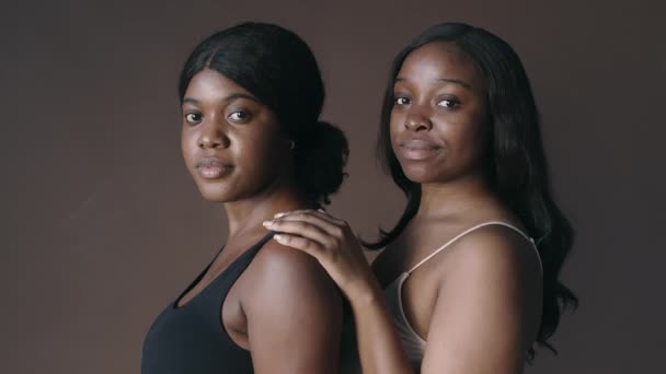 Портрет Двох Молодих Афроамериканських Жіночих Моделей Мінімалістичних Бюстгальтерах Які Позують — стокове відео