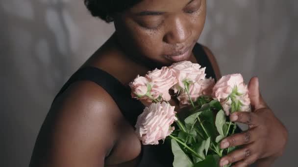 Portrait Studio Jeune Femme Afro Américaine Tendre Tenant Bouquet Fleurs — Video