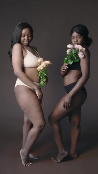 Pionowe Pełne Ujęcie Dwóch Młodych Atrakcyjnych Czarnych Kobiet Bieliźnie Trzymających — Wideo stockowe