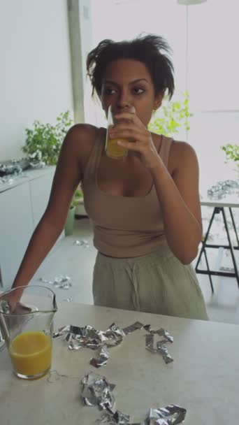 Tiro Vertical Jovem Mulher Mesa Cozinha Com Ouropel Sobre Ele — Vídeo de Stock