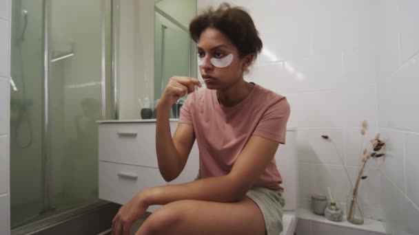 Fiatal Beteg Lány Szem Alatti Foltokkal Fürdőszobában Mossa Meg Fogát — Stock videók