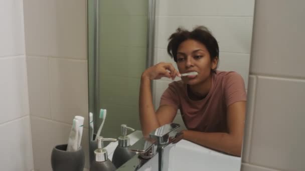 Gadis Remaja Mengantuk Menggosok Giginya Atas Kamar Mandi Tenggelam Dan — Stok Video
