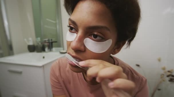 Menina Adolescente Sonolenta Com Manchas Nos Olhos Sentado Banheiro Casa — Vídeo de Stock