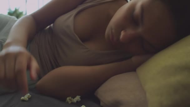 Chica Somnolienta Despertando Con Despertador Teléfono Girando Descansando Cama Desordenada — Vídeos de Stock