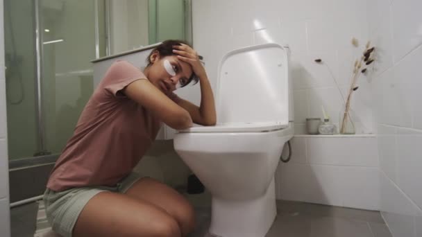 病気の十代の少女は トイレで床に座って 食中毒に苦しんでいる間 トイレに横たわり 重い呼吸をしている — ストック動画
