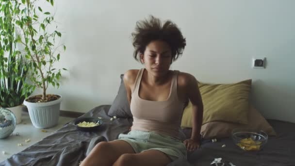 Νεαρό Κορίτσι Ακατάστατα Μαλλιά Ξυπνά Στο Κρεβάτι Ακατάστατο Κρεβάτι Διάσπαρτα — Αρχείο Βίντεο