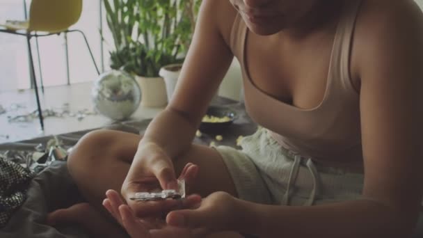 Döntse Fel Lány Hogy Tablettát Miközben Nem Vetett Koszos Ágy — Stock videók