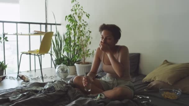Wanita Sakit Muda Duduk Tempat Tidur Ruang Berantakan Dan Minum — Stok Video