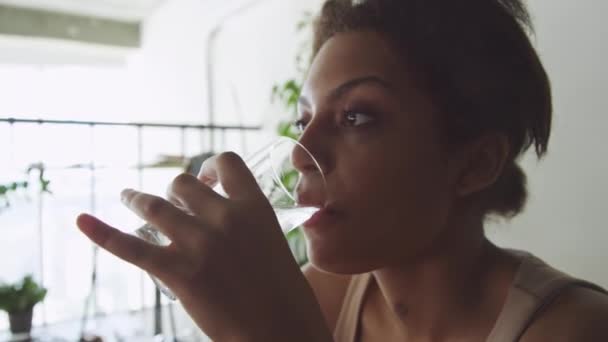 Tutup Pandangan Gadis Mengantuk Dengan Wajah Bengkak Minum Air Dari — Stok Video