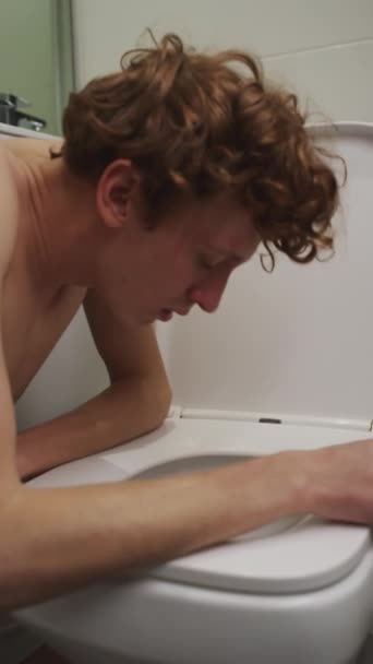 Tiro Vertical Joven Con Resaca Que Apoya Inodoro Baño Tiene — Vídeos de Stock