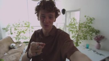 Akşamdan kalma, dağınık saçlı, oturma odasında kaos yaratan, kameraya bakıp dün geceki ev partisini anlatan, arkadaşlarıyla video görüşen ya da sosyal medyada canlı yayına çıkan Z tipi bir adam.