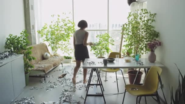 Mladá Žena Chodí Špinavém Obývacím Pokoji Odstraňuje Tinsel Kuchyňské Židle — Stock video