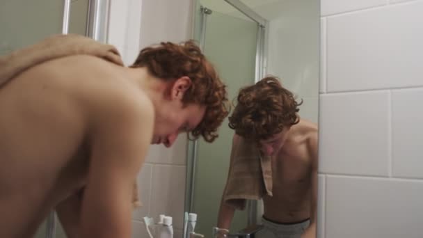 Νέοι Shirtless Τύπος Πετσέτα Στον Ώμο Πλύσιμο Πρόσωπο Πάνω Από — Αρχείο Βίντεο